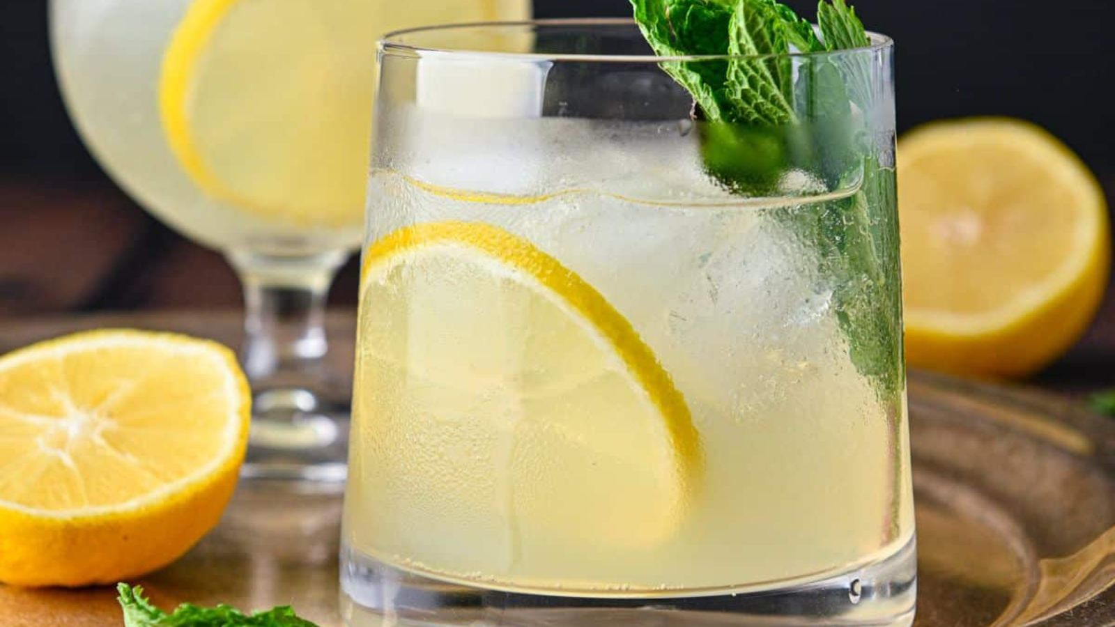 Limoncello spritz with mint and sliced lemon.