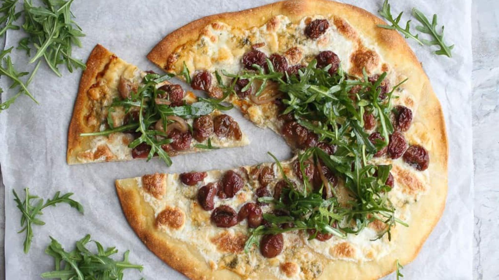 Arugula pizza with slice.