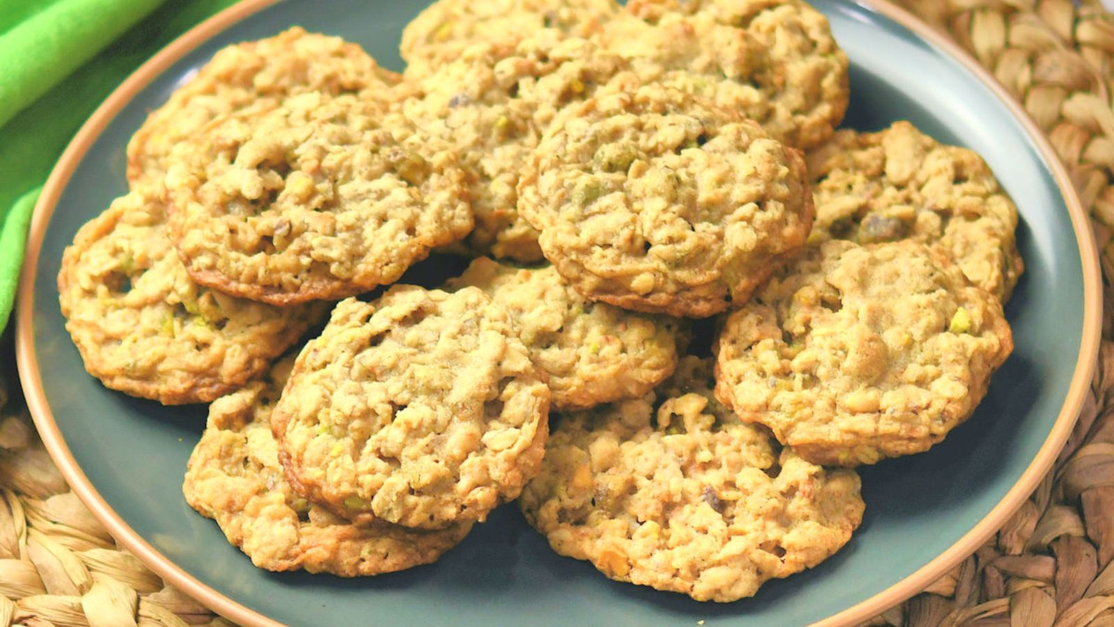 Oatmeal cookies with pistachios.