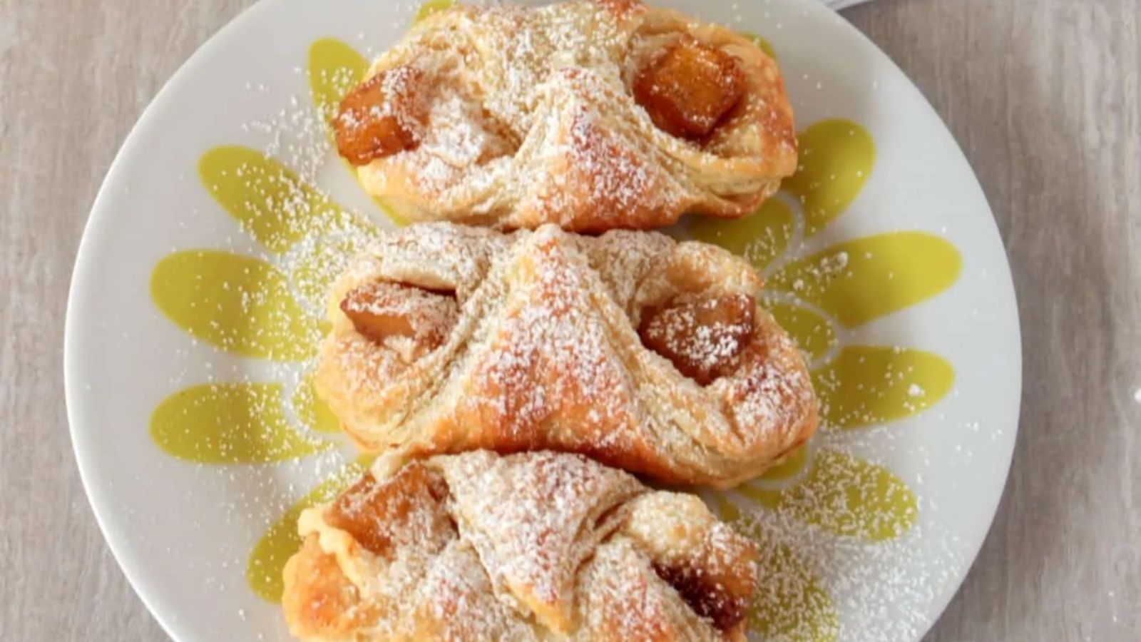 Pineapple quesitos on a plate.