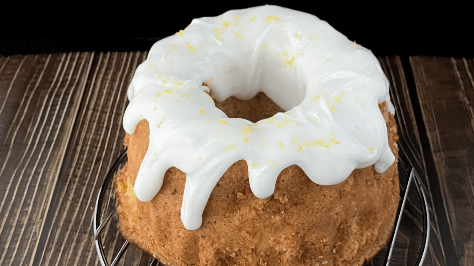 Lemon and cottage cake with cream.