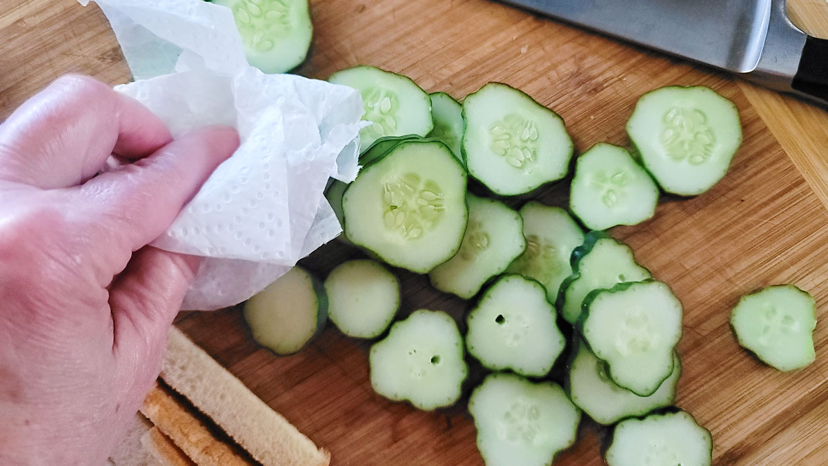 Drying off sliced cucumbers.