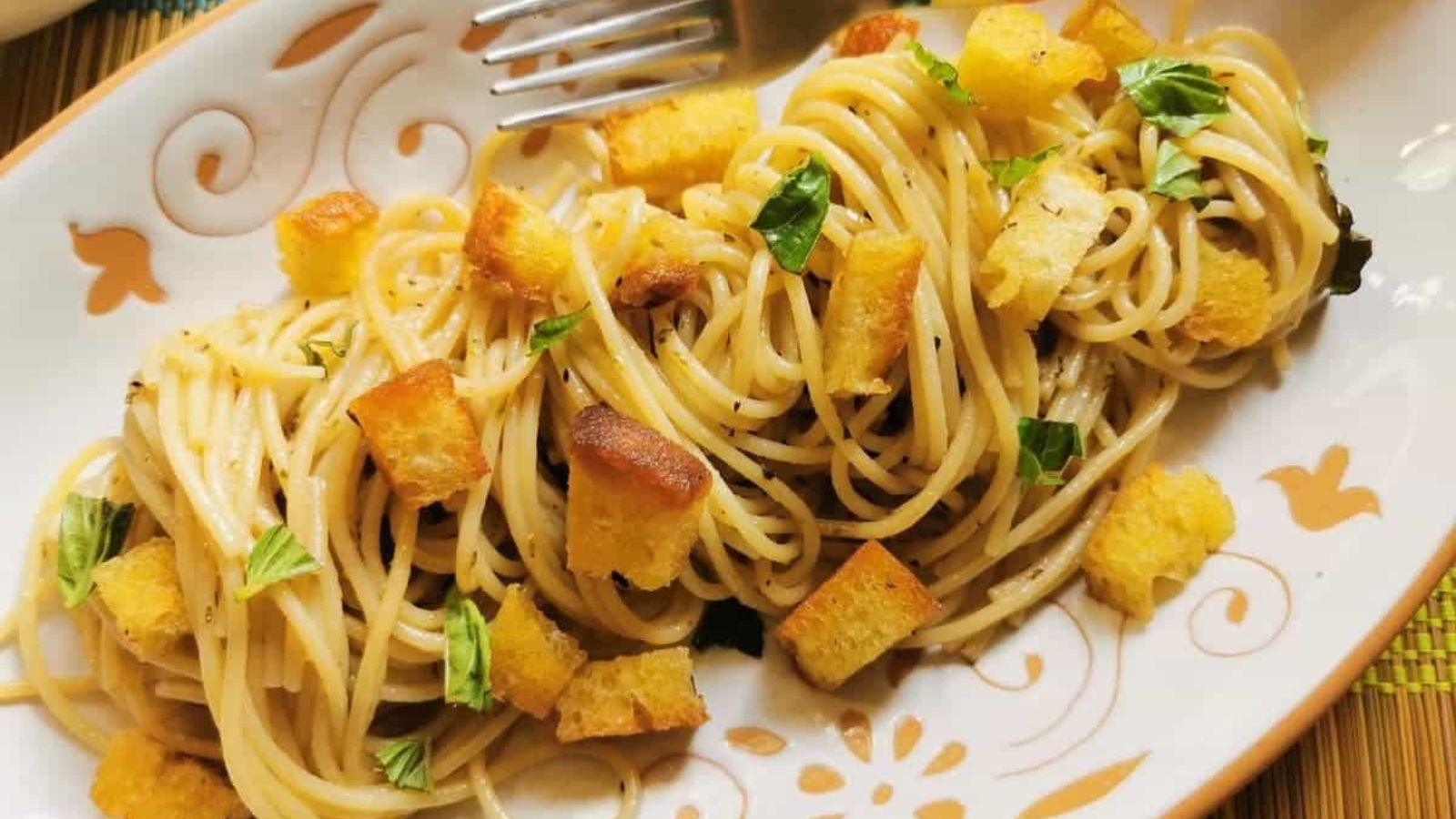 Pasta with crutons.