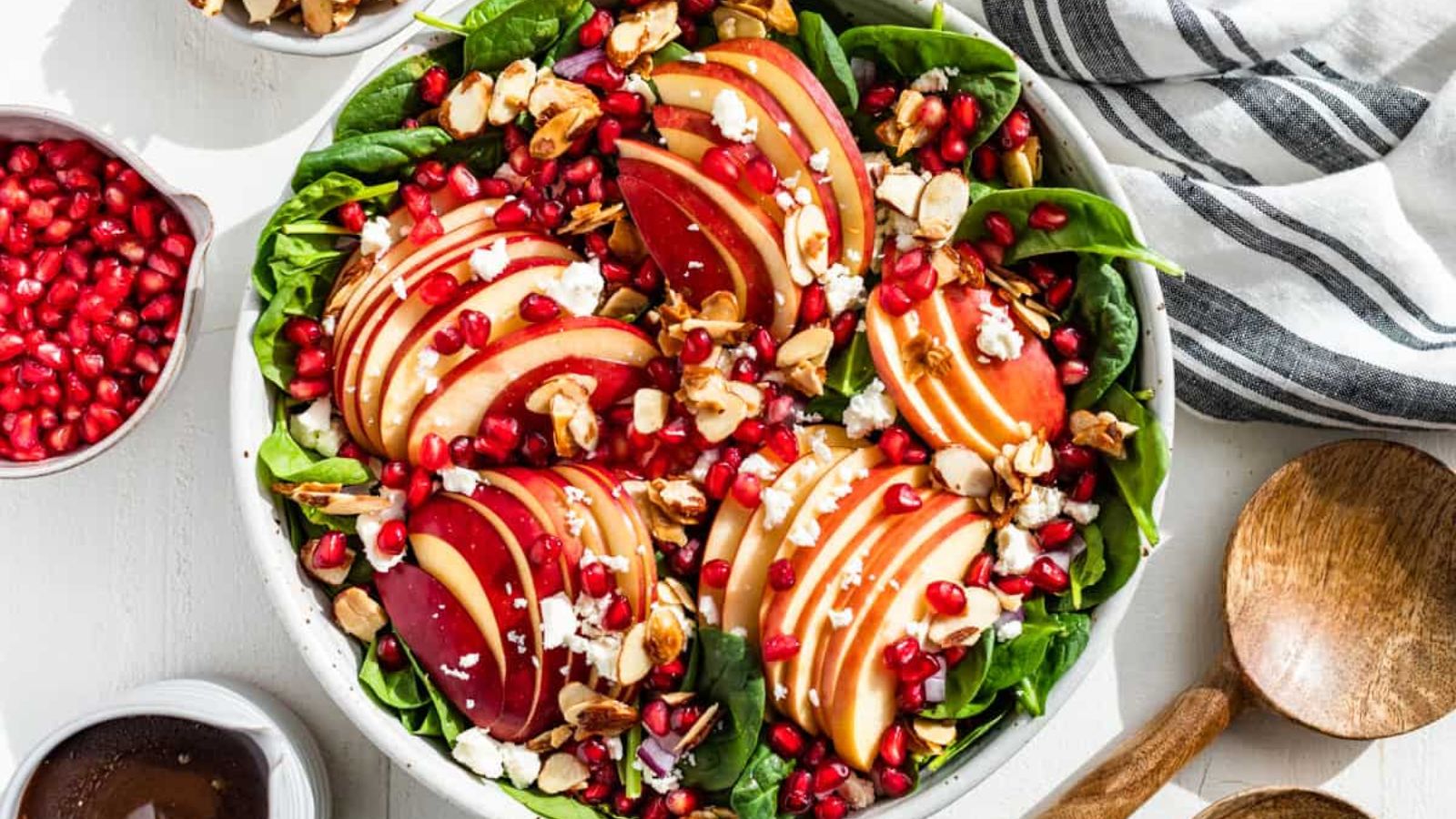 Spinach salad with apple.