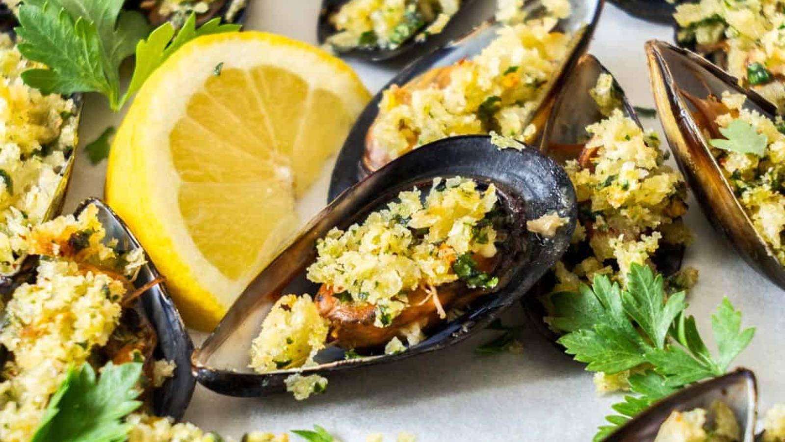 Baked mussels with sliced lemon.