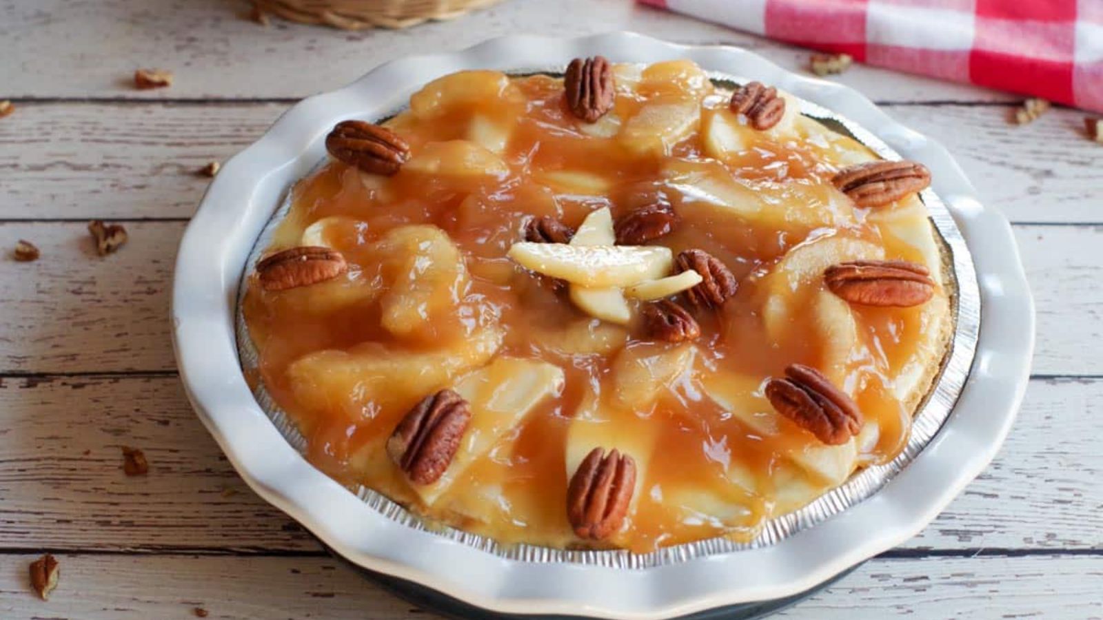 Cheesecake pie with apple and caramel.