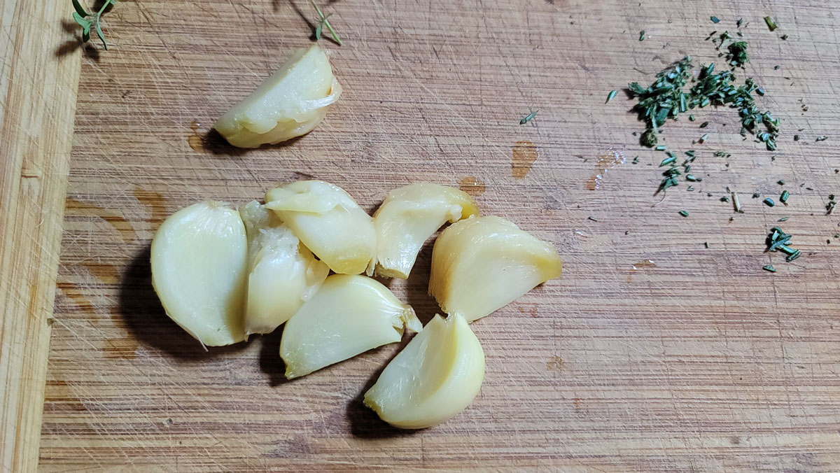 Remove the cloves from the head of garlic.