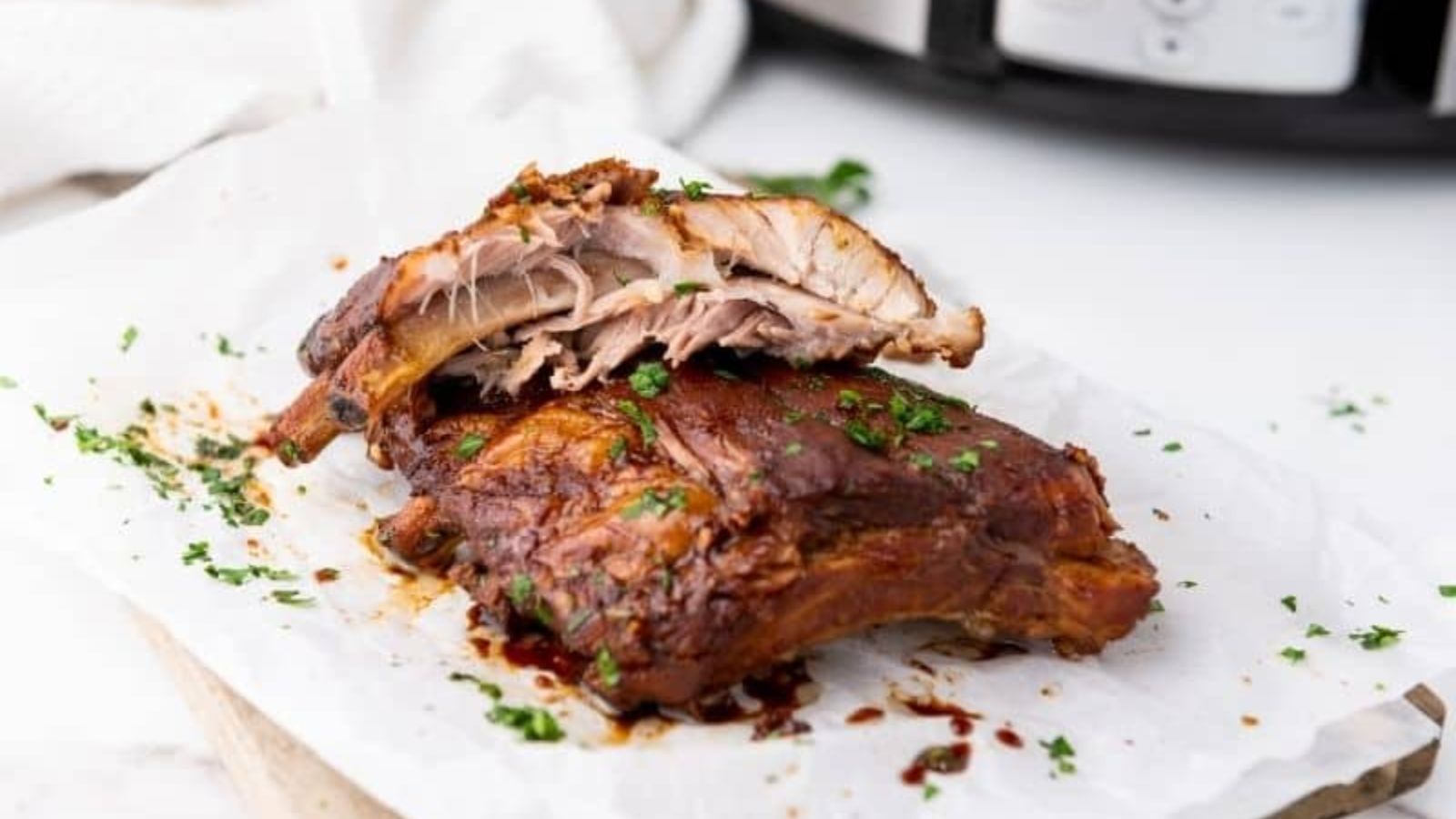 Spareribs with garnish.