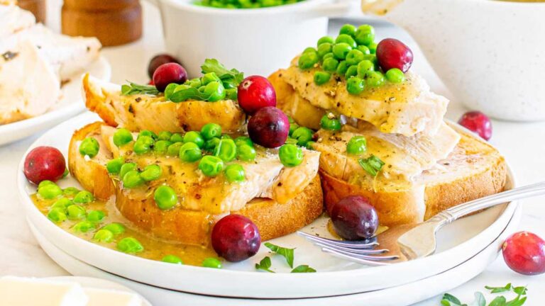 Turkey sandwich with green peas and cranberries.