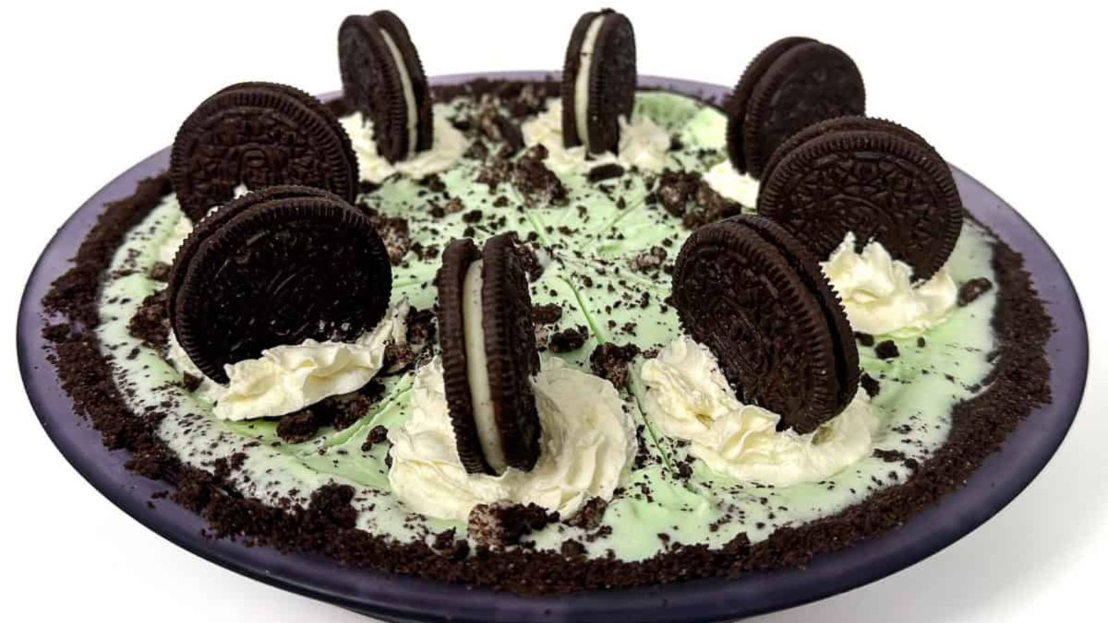 Ice cream pie with mint and oreo.