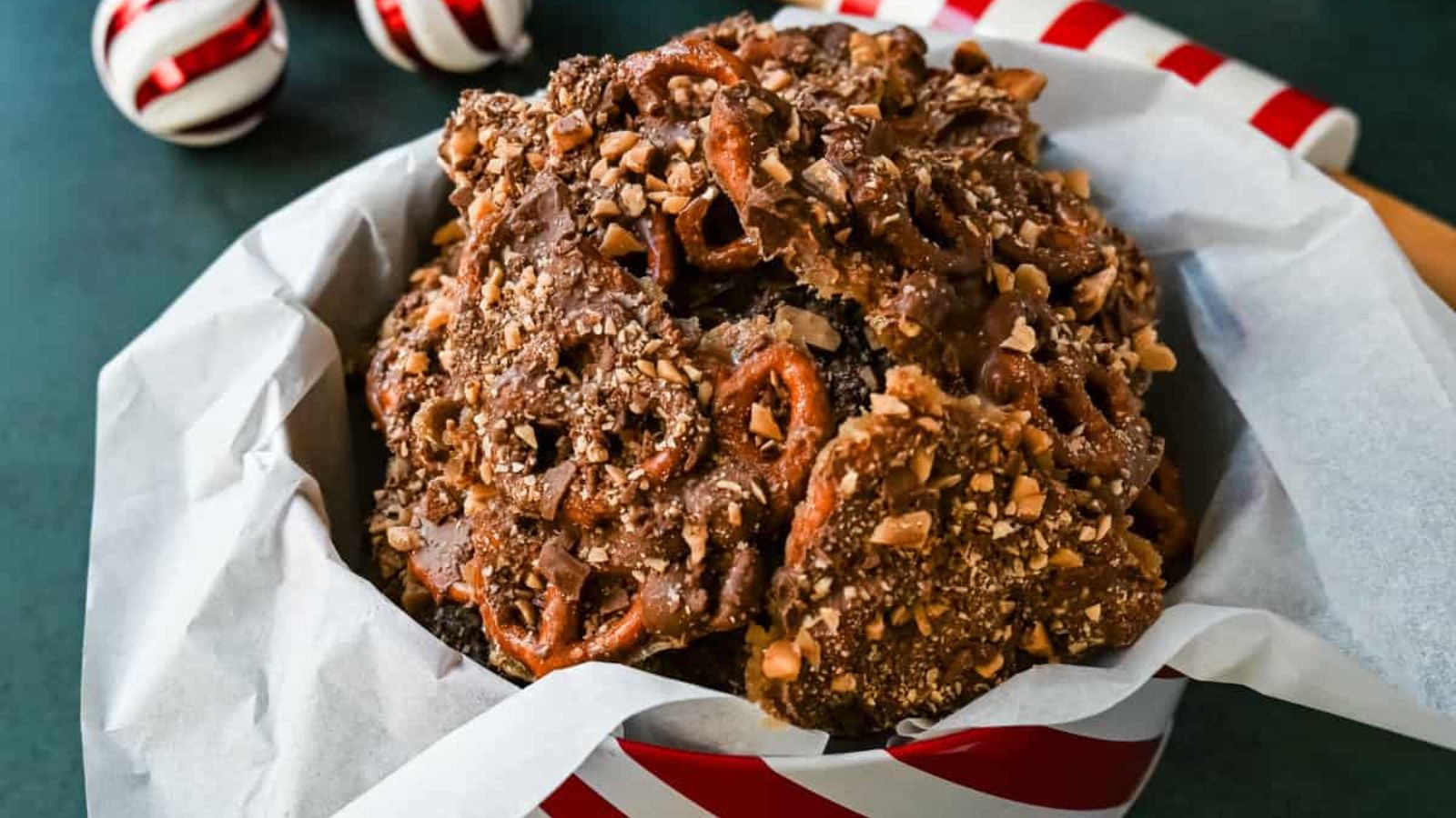 Toffee pretzel in a basket can.