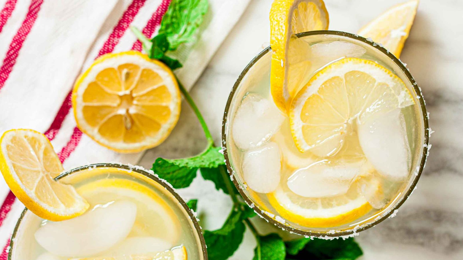 Margarita with sliced lemons.
