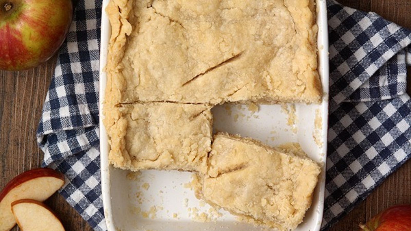Apple slab pie with slices.