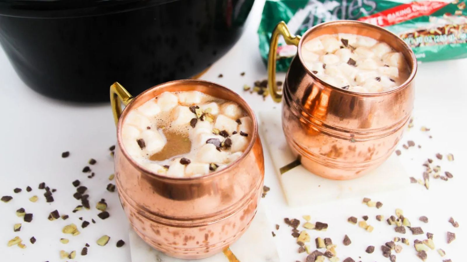 Two glasses og hot chocolate.