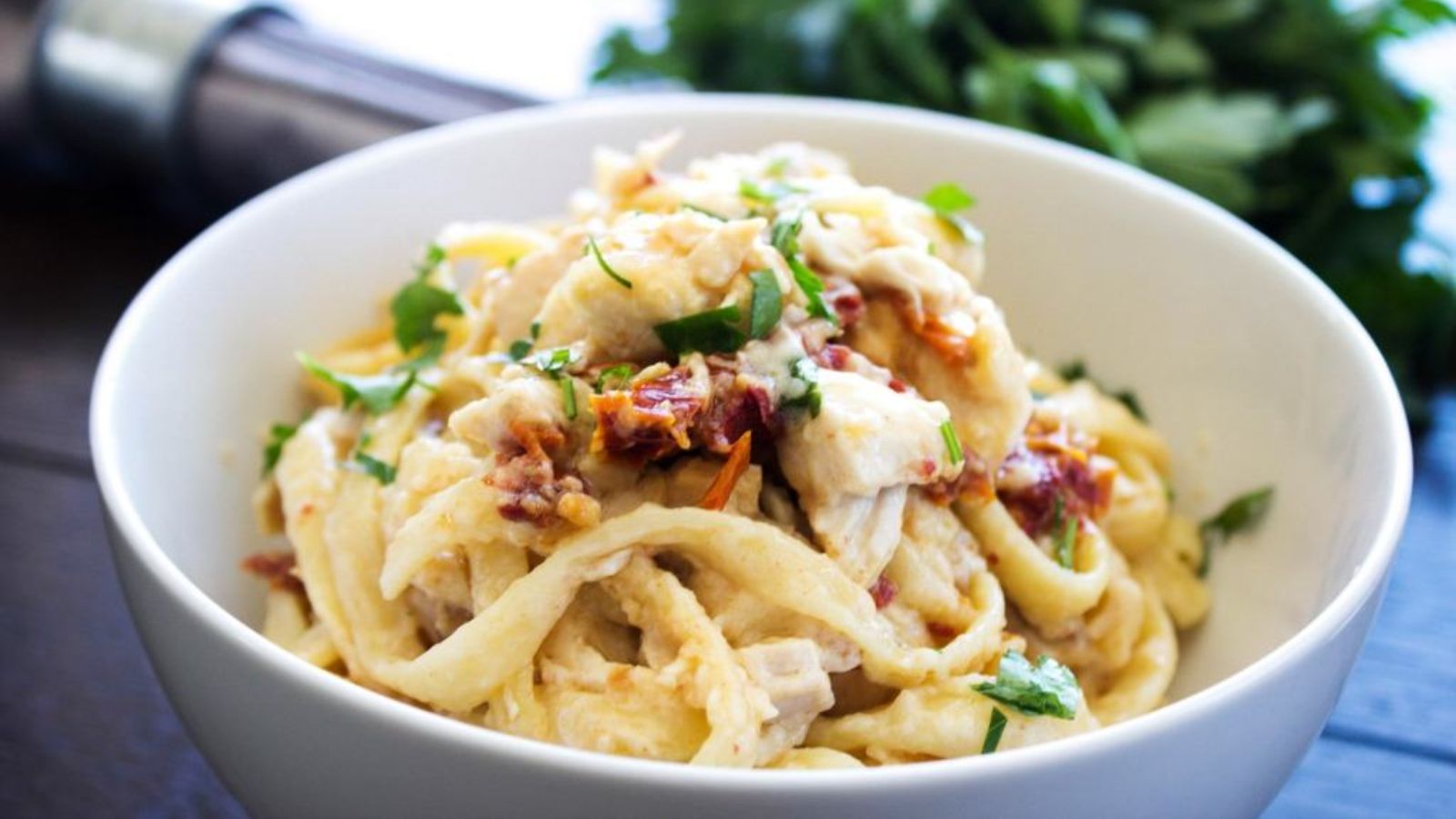 Fettuccine with chicken in a bowl.