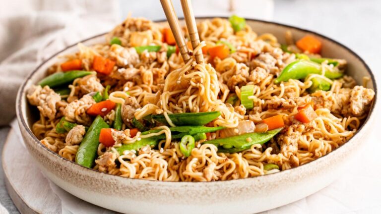 Noodles with chicken and veggies.