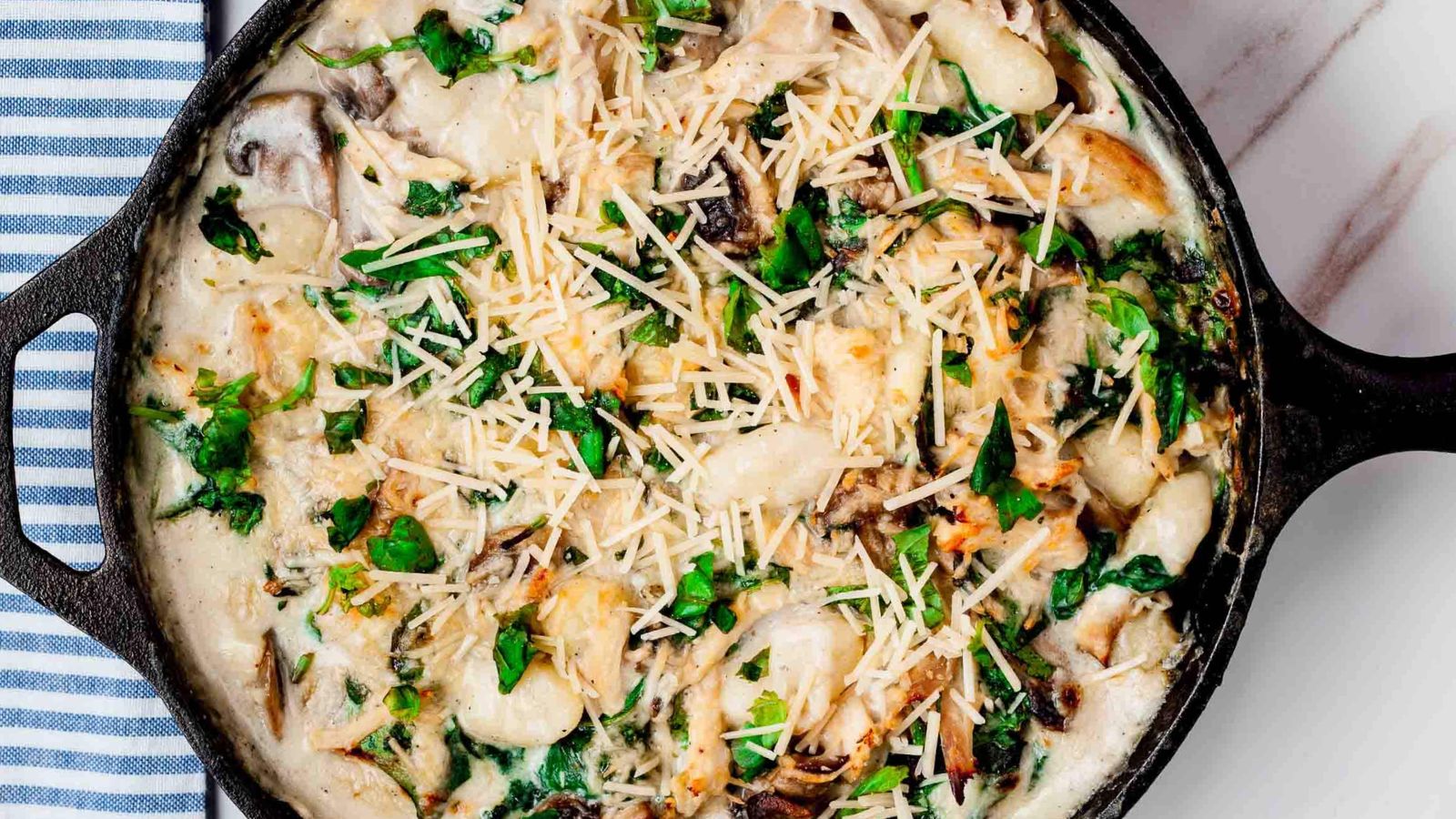 Gnocchi with chicken in a pan.