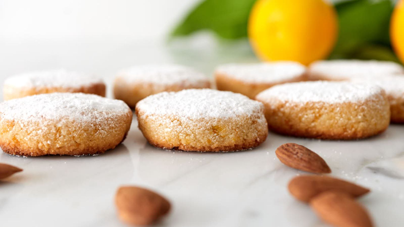 Almond cookies with powder.