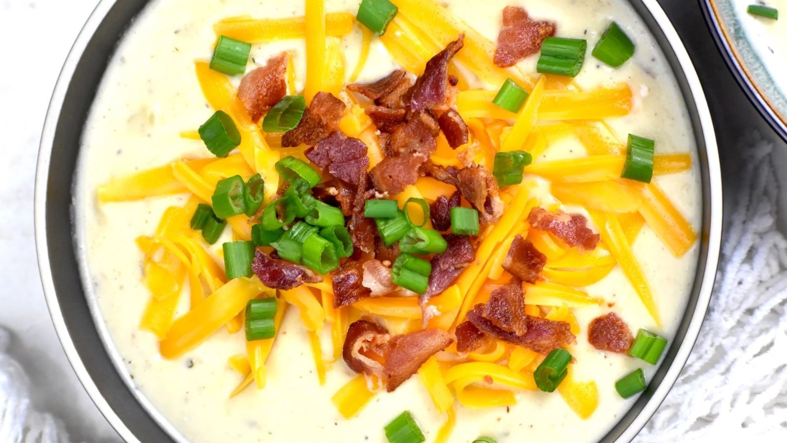 Cauliflower soup i a bowl.