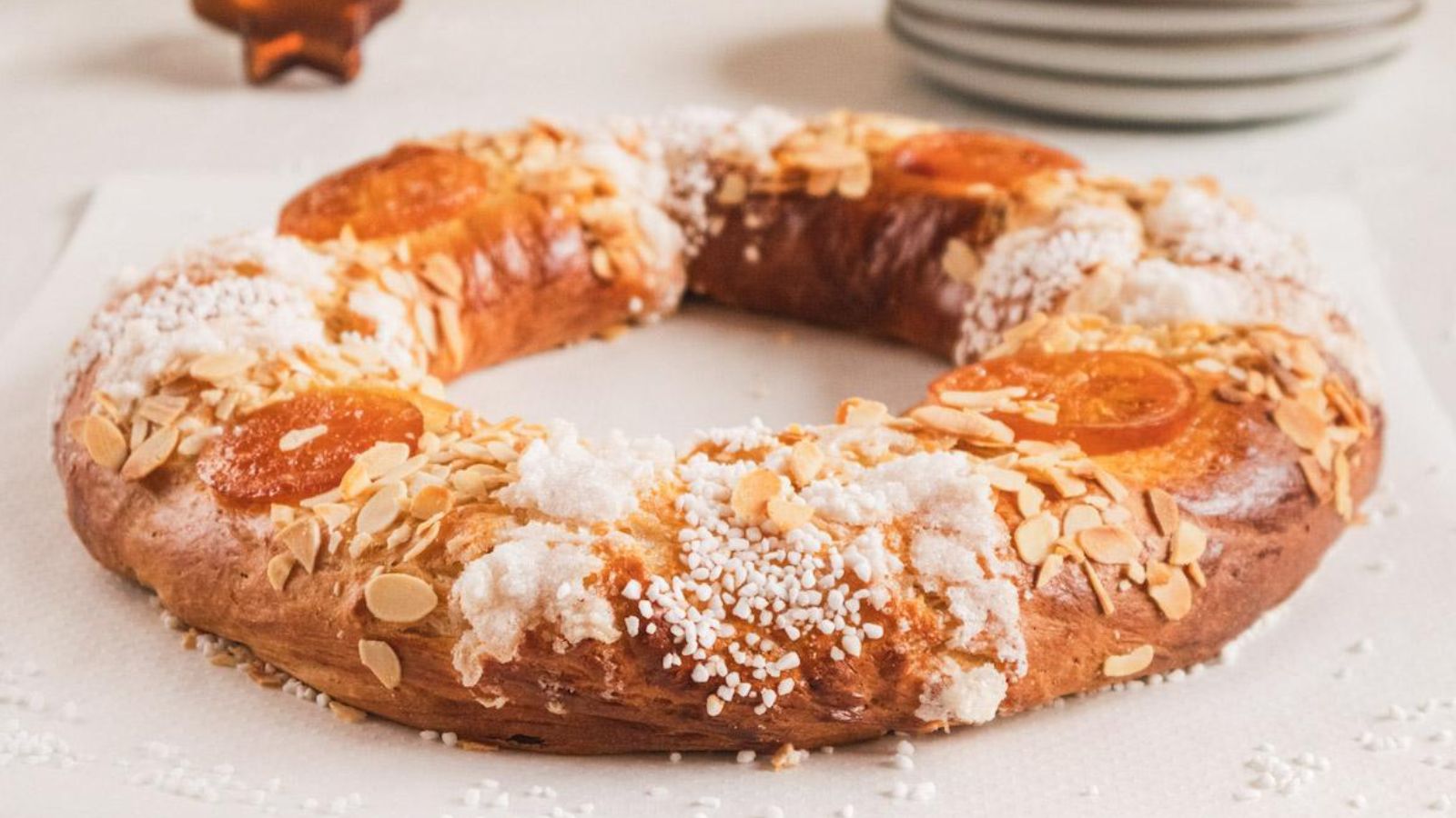 Cake with almonds.
