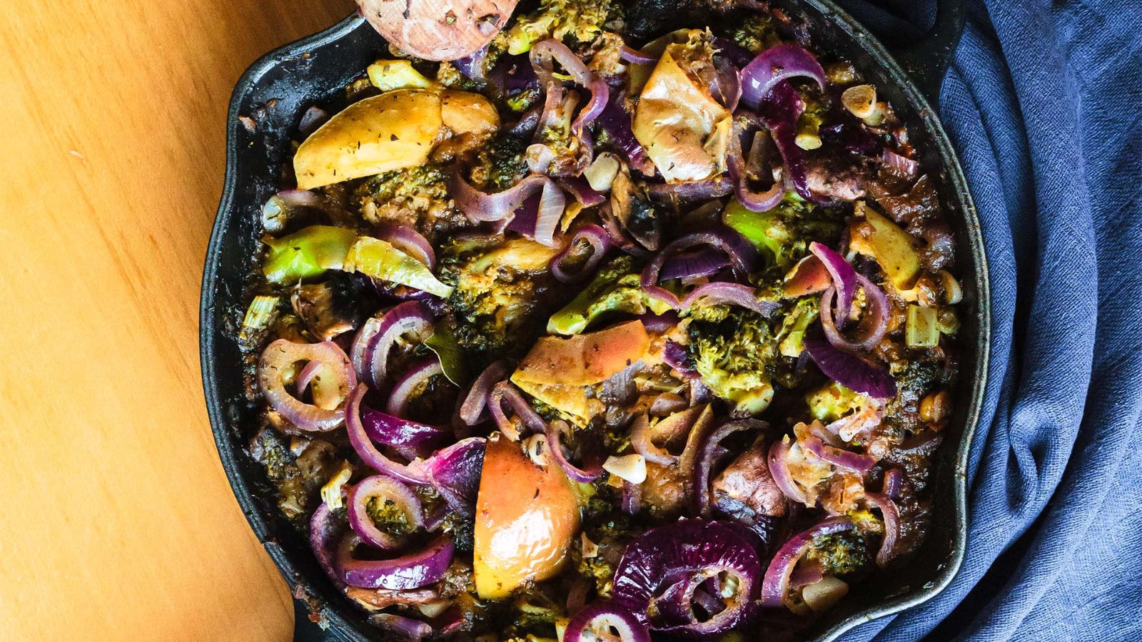 Vegetable stew with onion, broccoli and cauliflower.