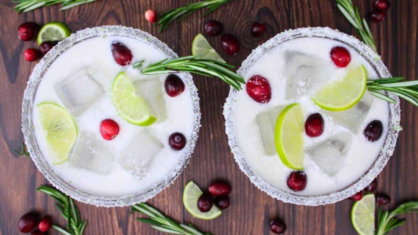 White christmas margarita in two glasses.