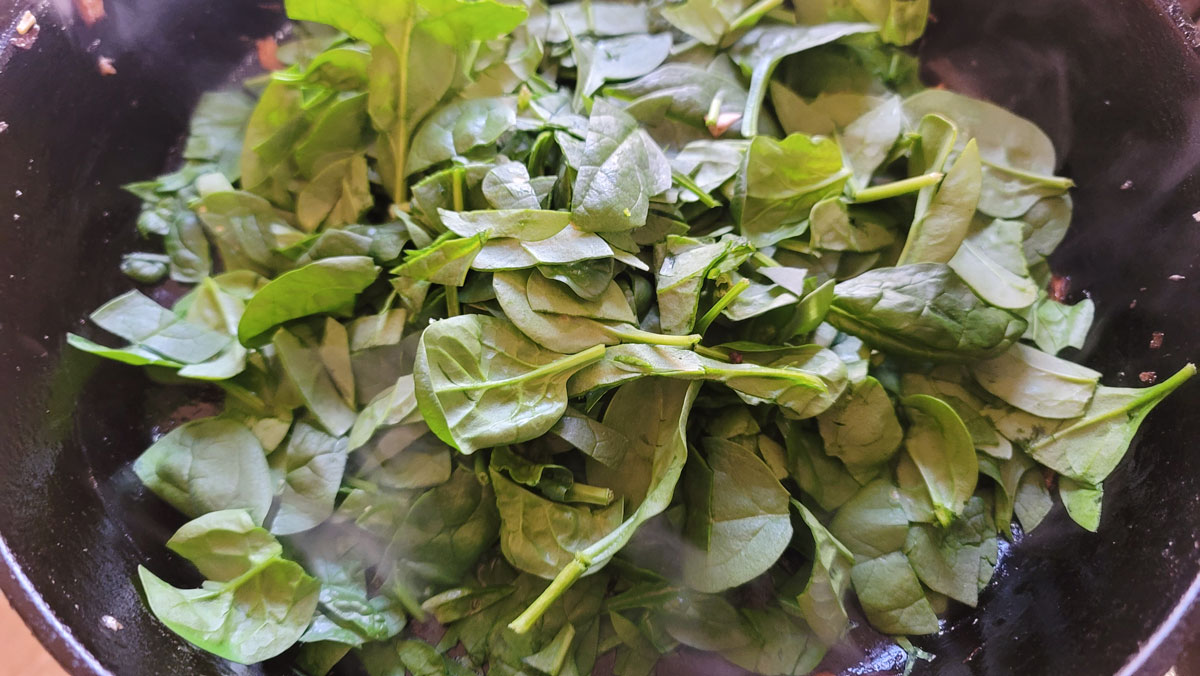 Spinach add to the skillet.
