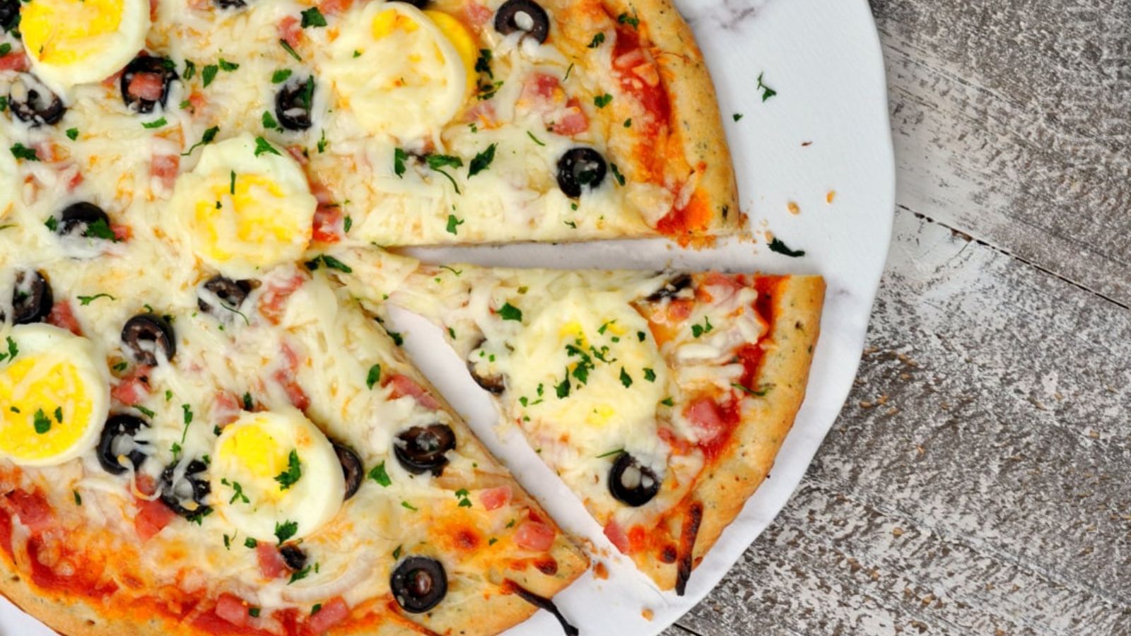 Pizza with olives.