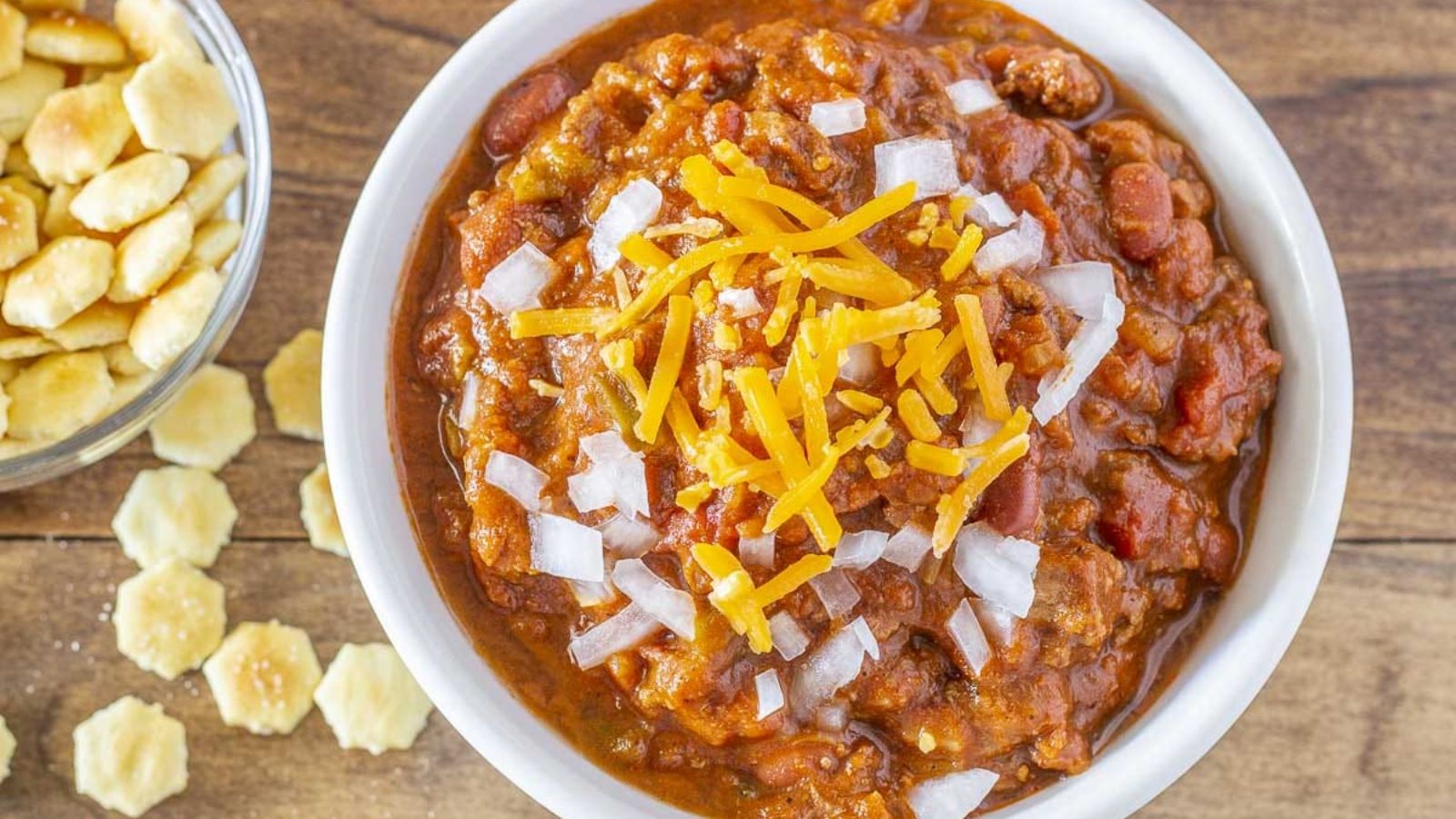 A bowl of chili.