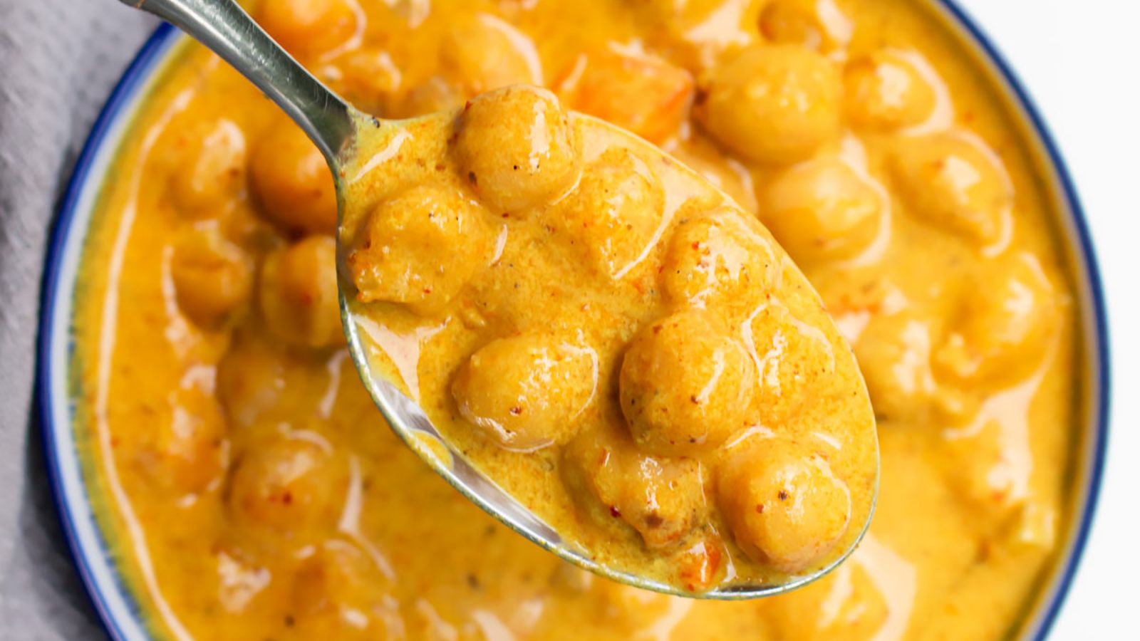 Spoonful of creamy chickpeas.