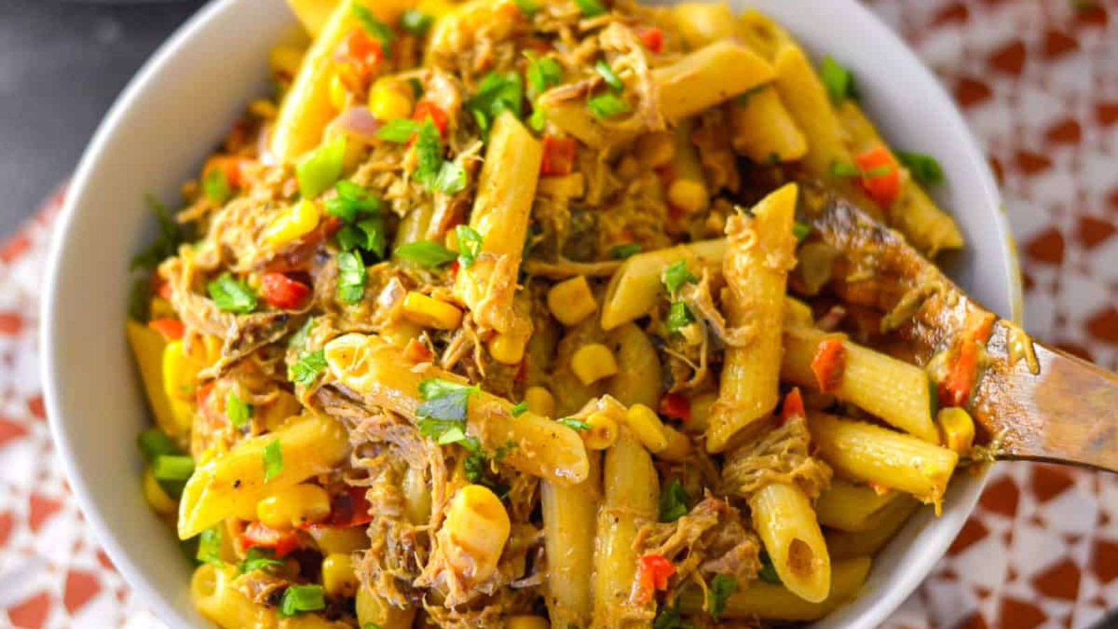 Pasta with pulled pork in a bowl.