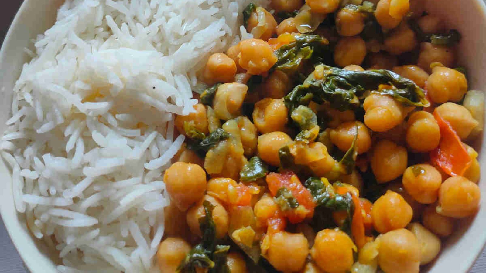 Chickpeas with rice on a plate.