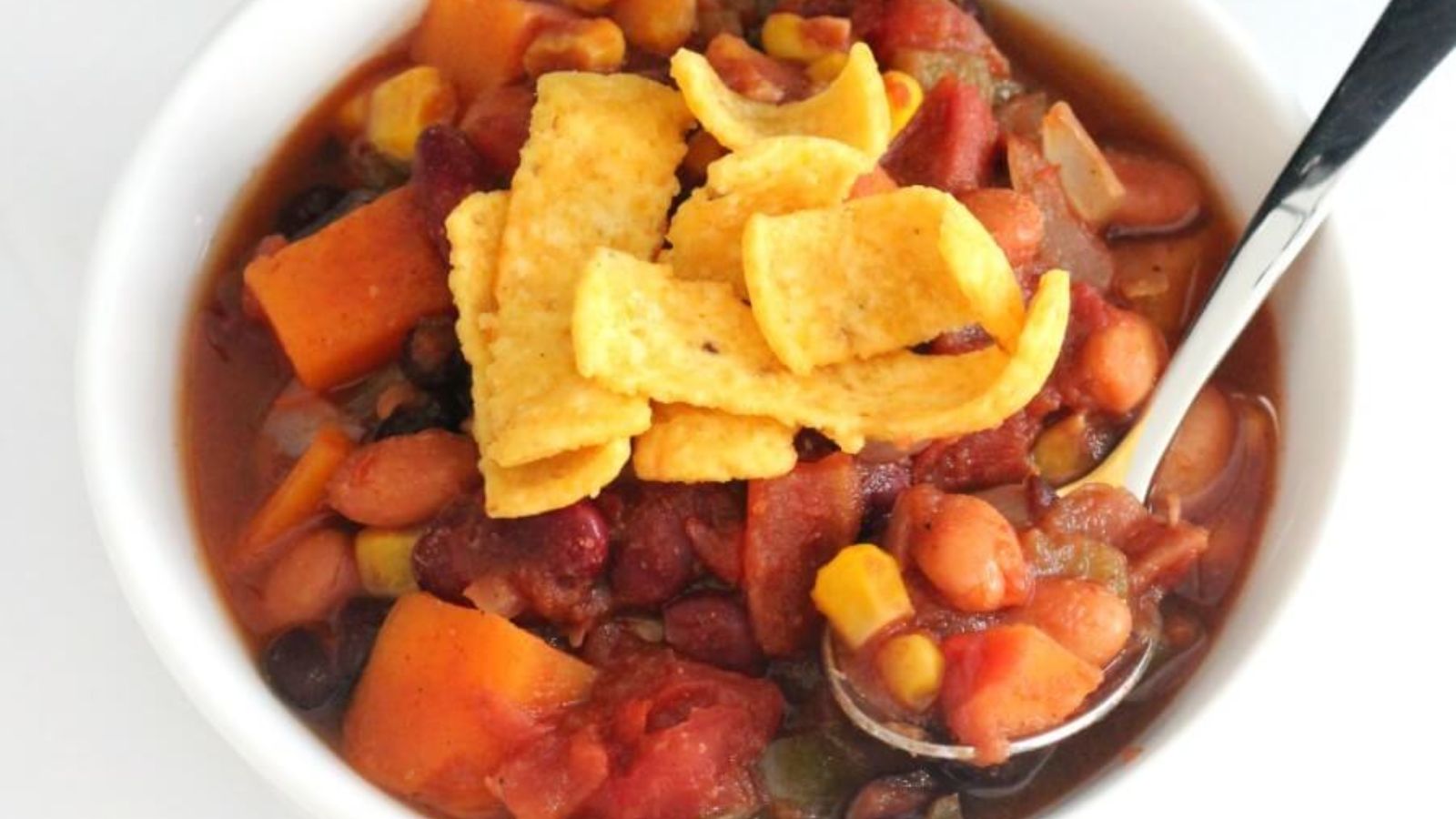 A bowl od vegan chili.