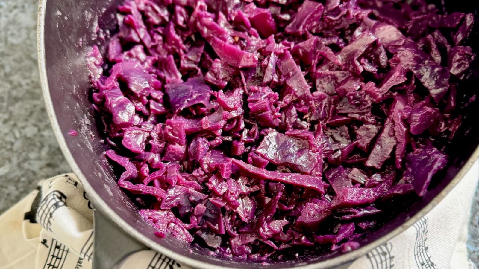 Red cabbage in a pan.