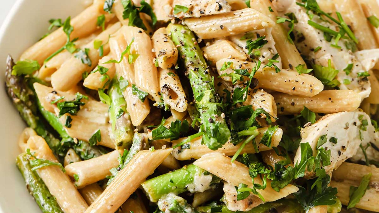Pasta with chicken and asparagus.