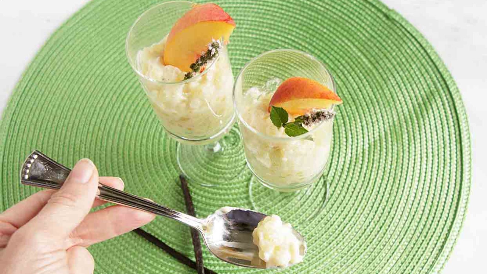 Tapioca pudding in two glasses.