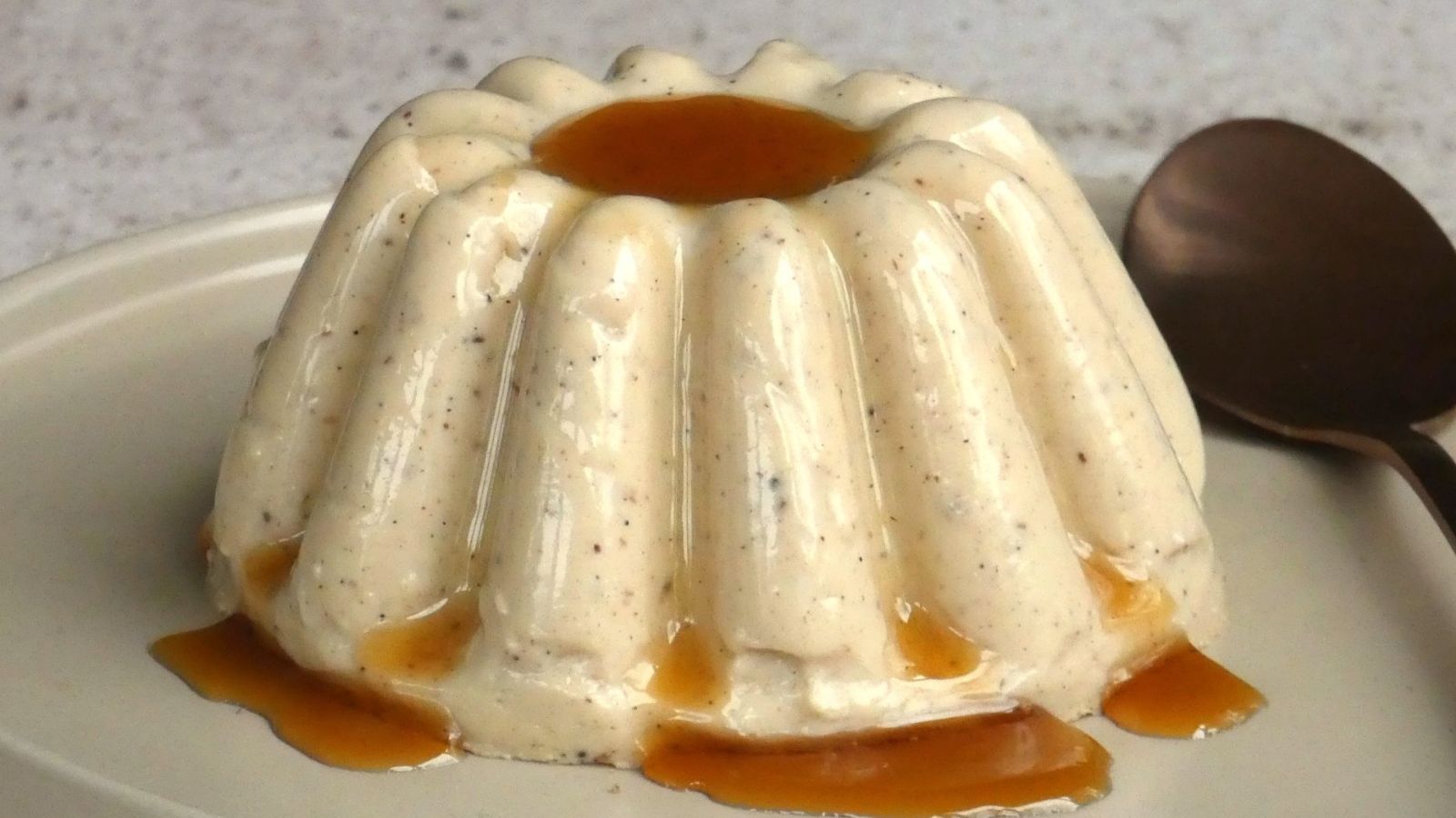 Coconut gelatine with syrup.