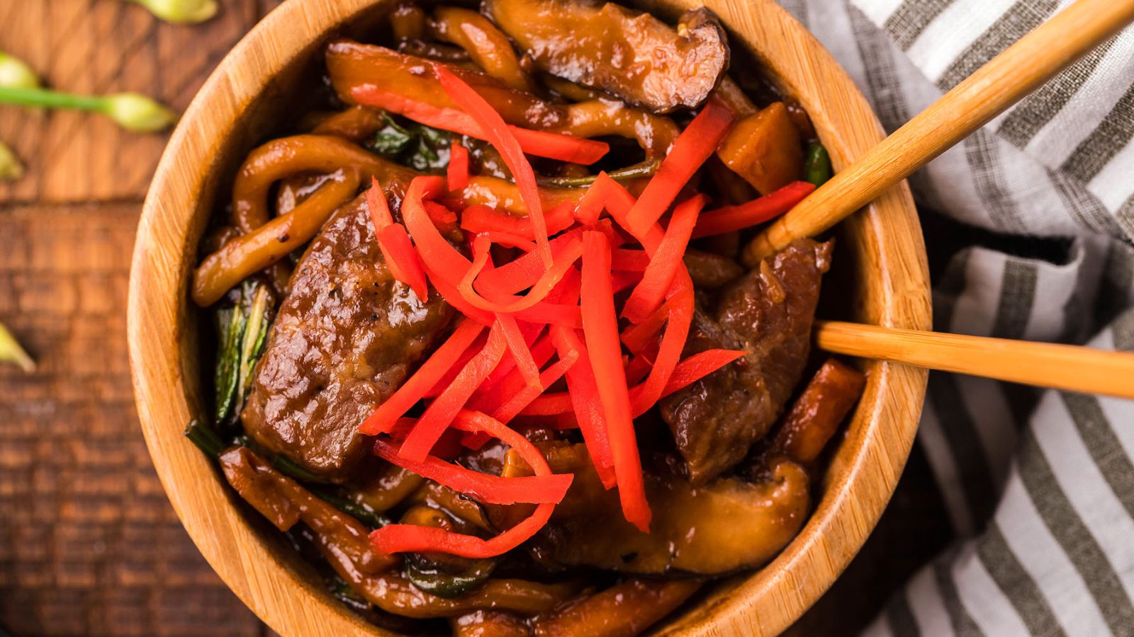 Yaki udon in a bowl.