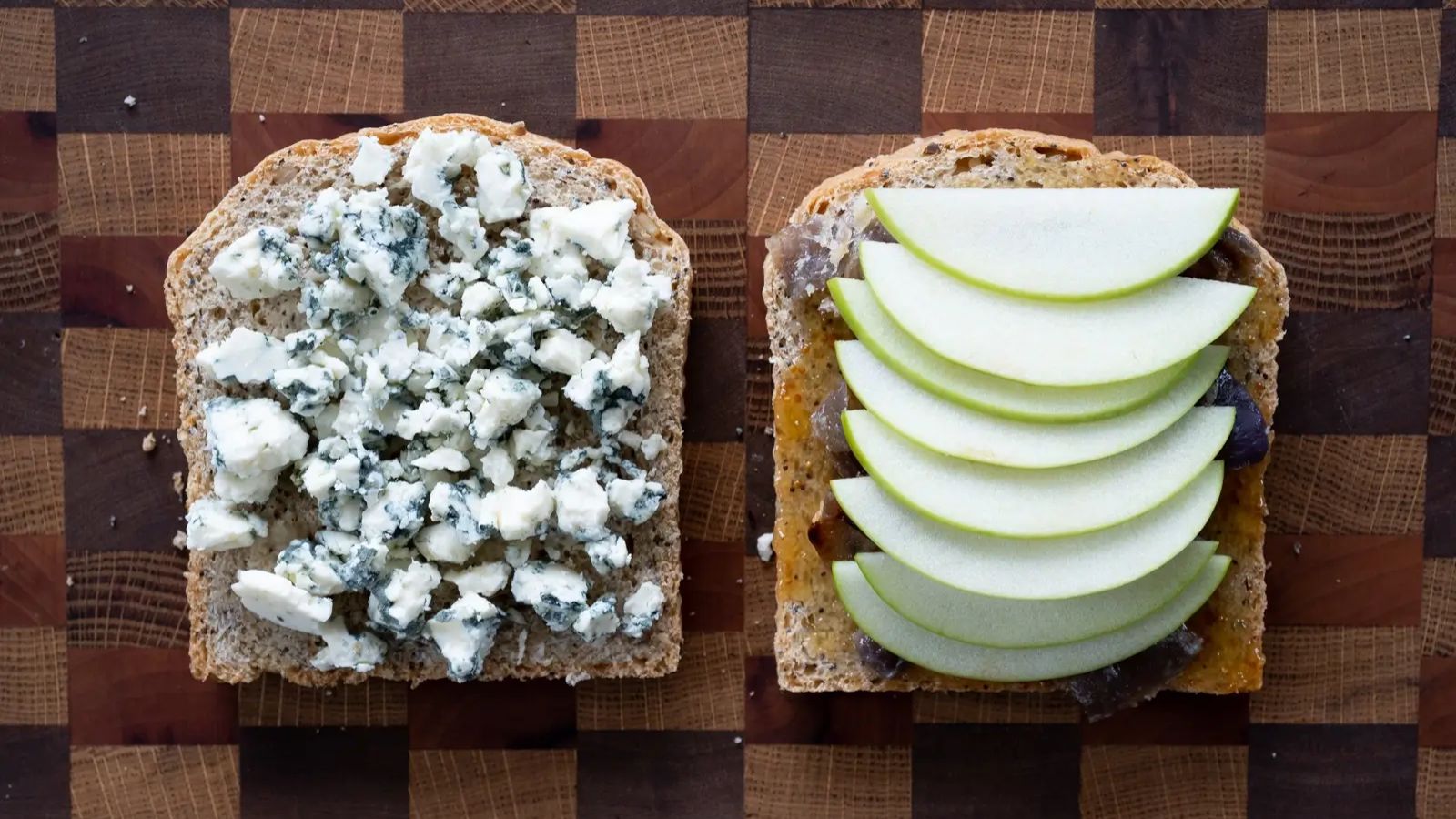 Sandwich with apples and onions.