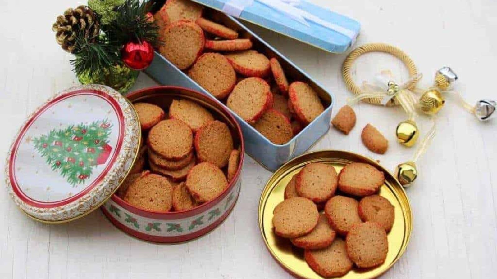 Almond sables on a gift theme.
