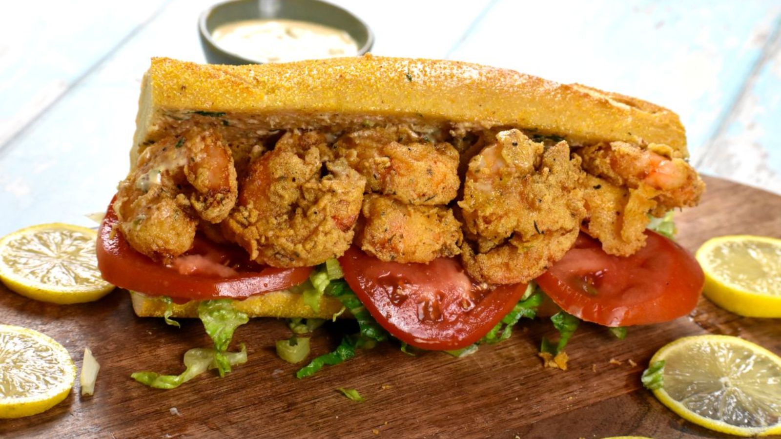 Sandwich with shrimp, tomatoes and lemons.