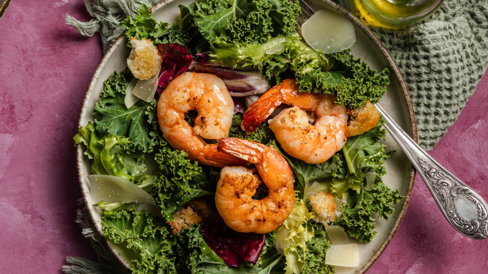 Salad with shrimp on a plate.