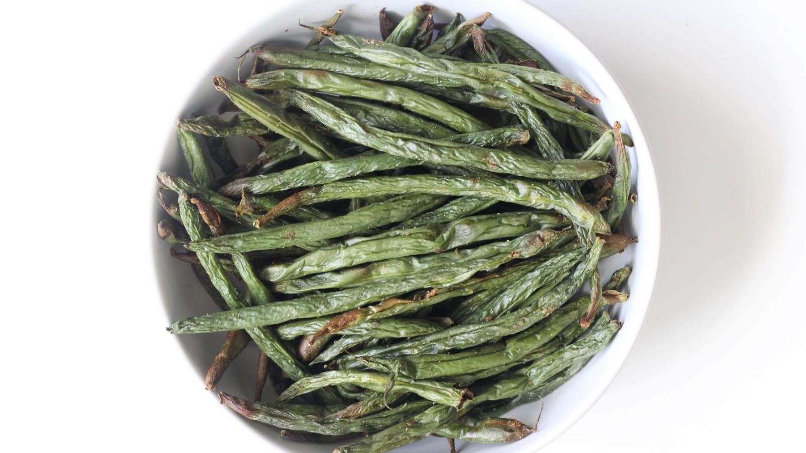 Air fryer green beans in a bowl.