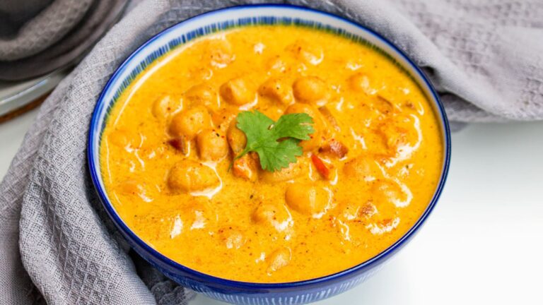A cowl of coconut chickpea curry.
