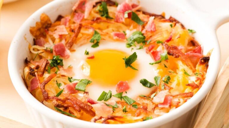 Hash brown with egg in bowls.