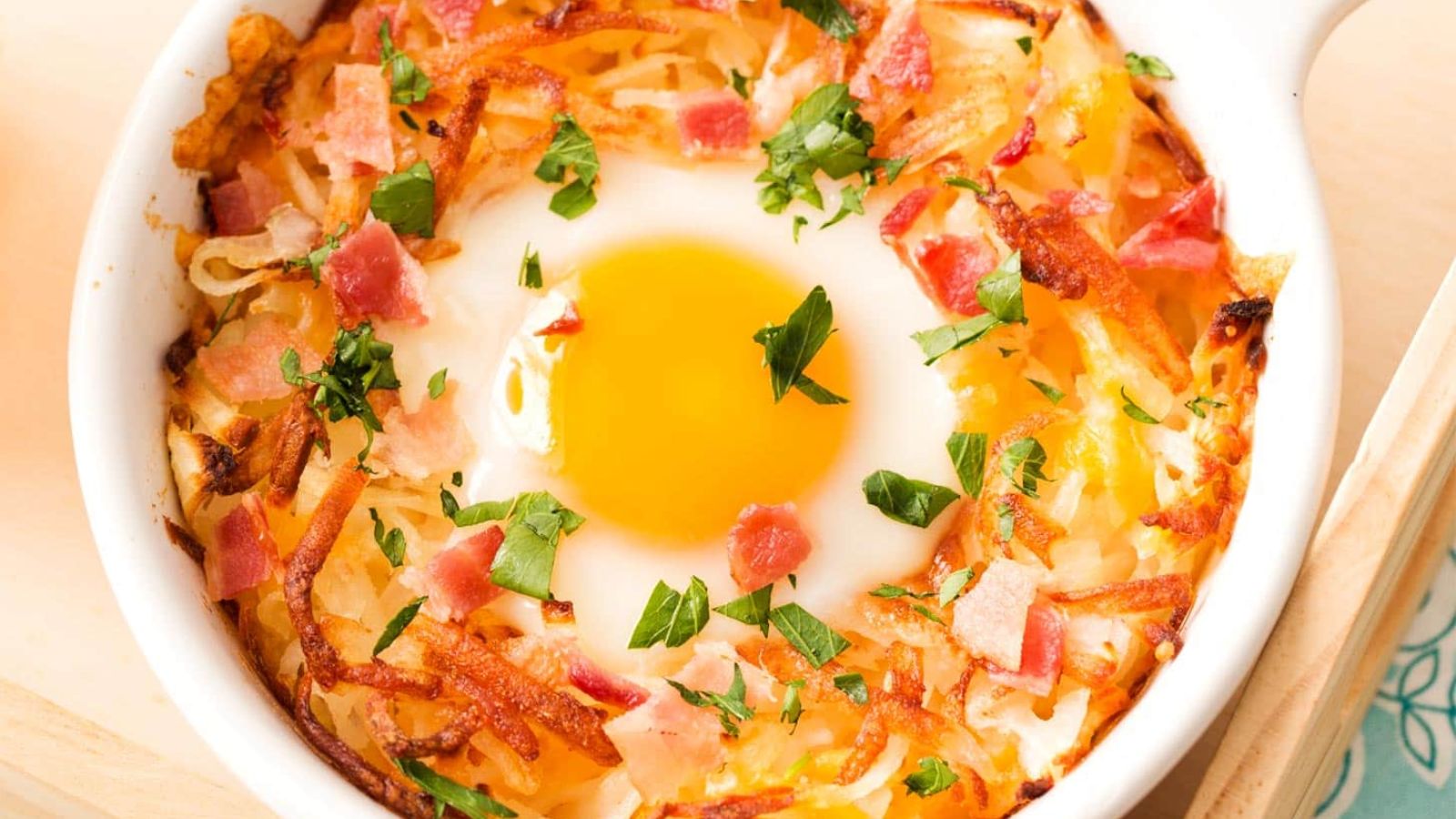 Hash brown with egg in bowls.