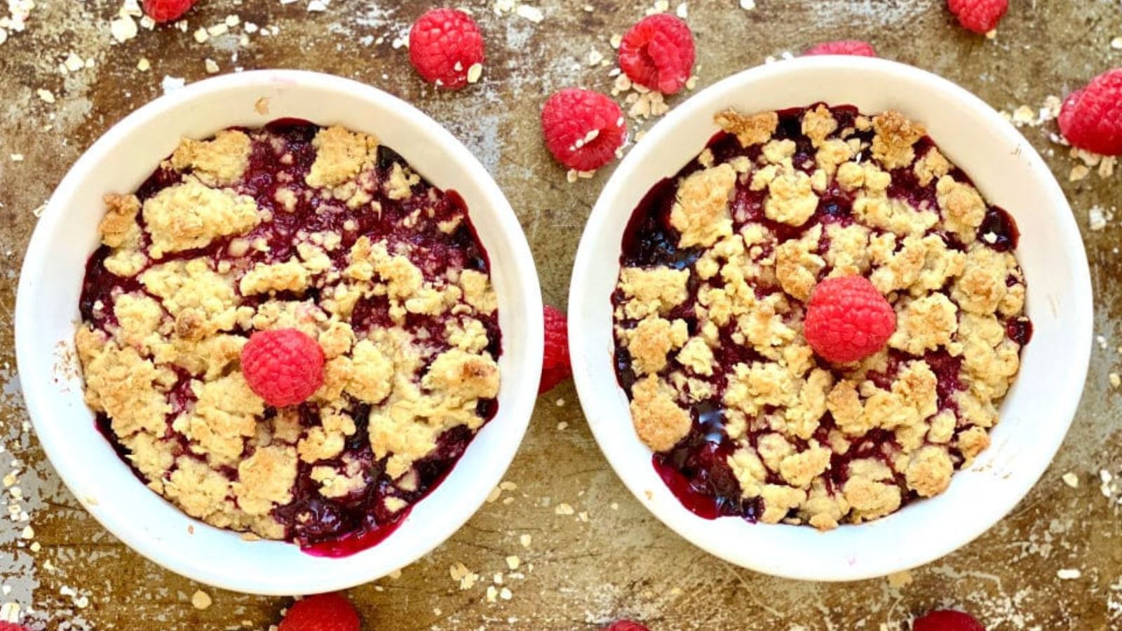 Berry crisps in bowls.