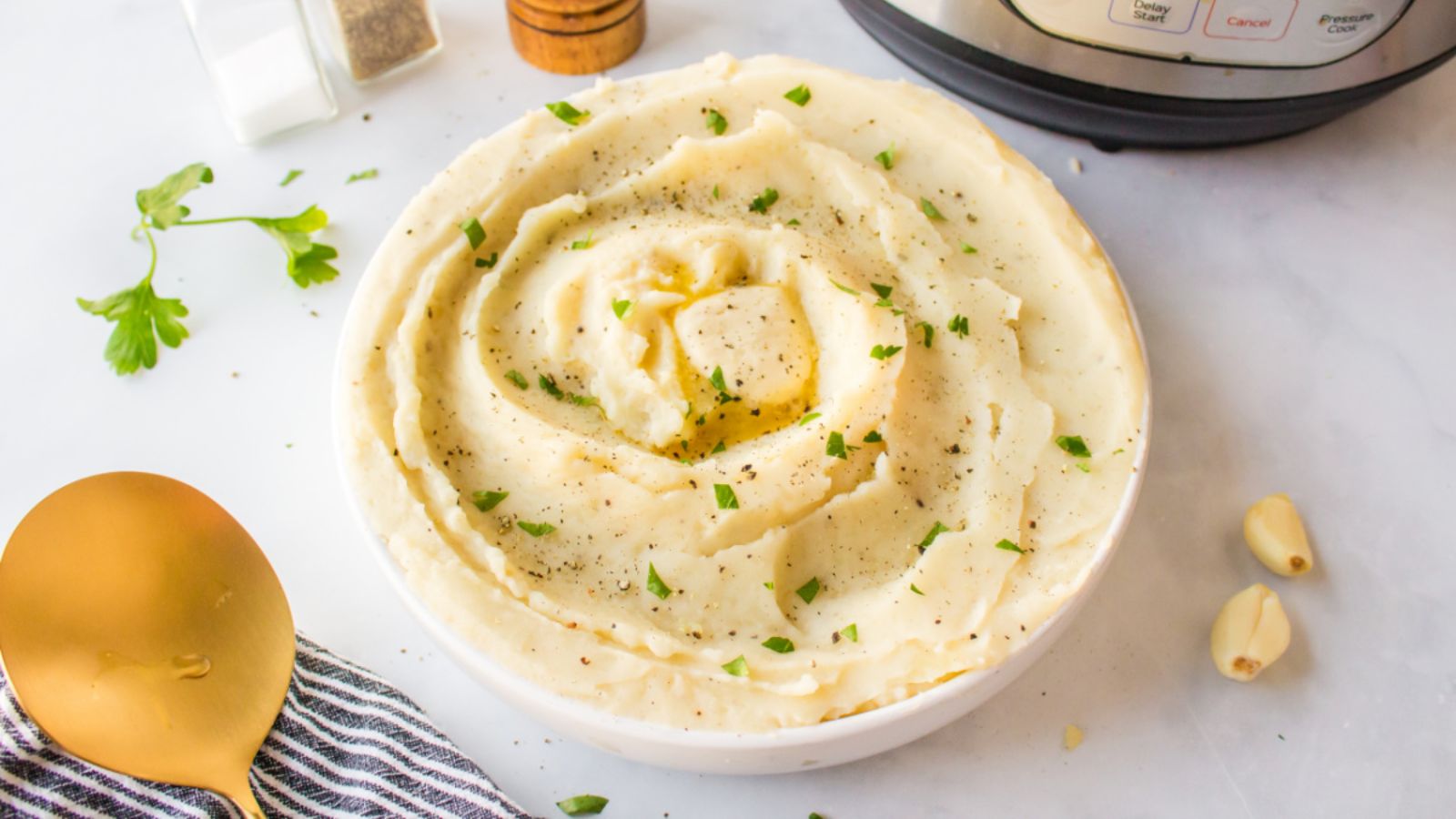 Mashed potatoes in a bowl.