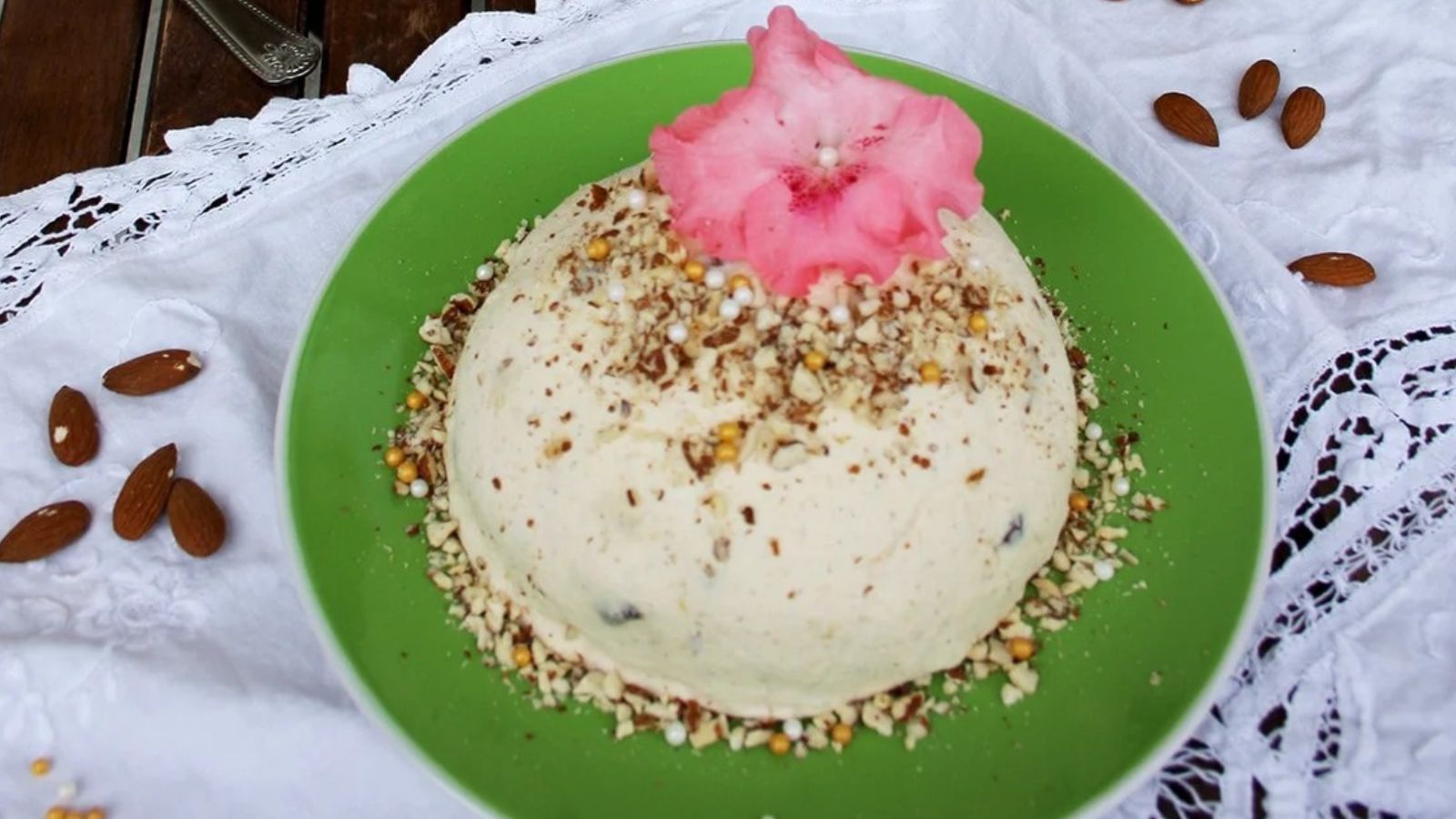 Kulich on a plate.
