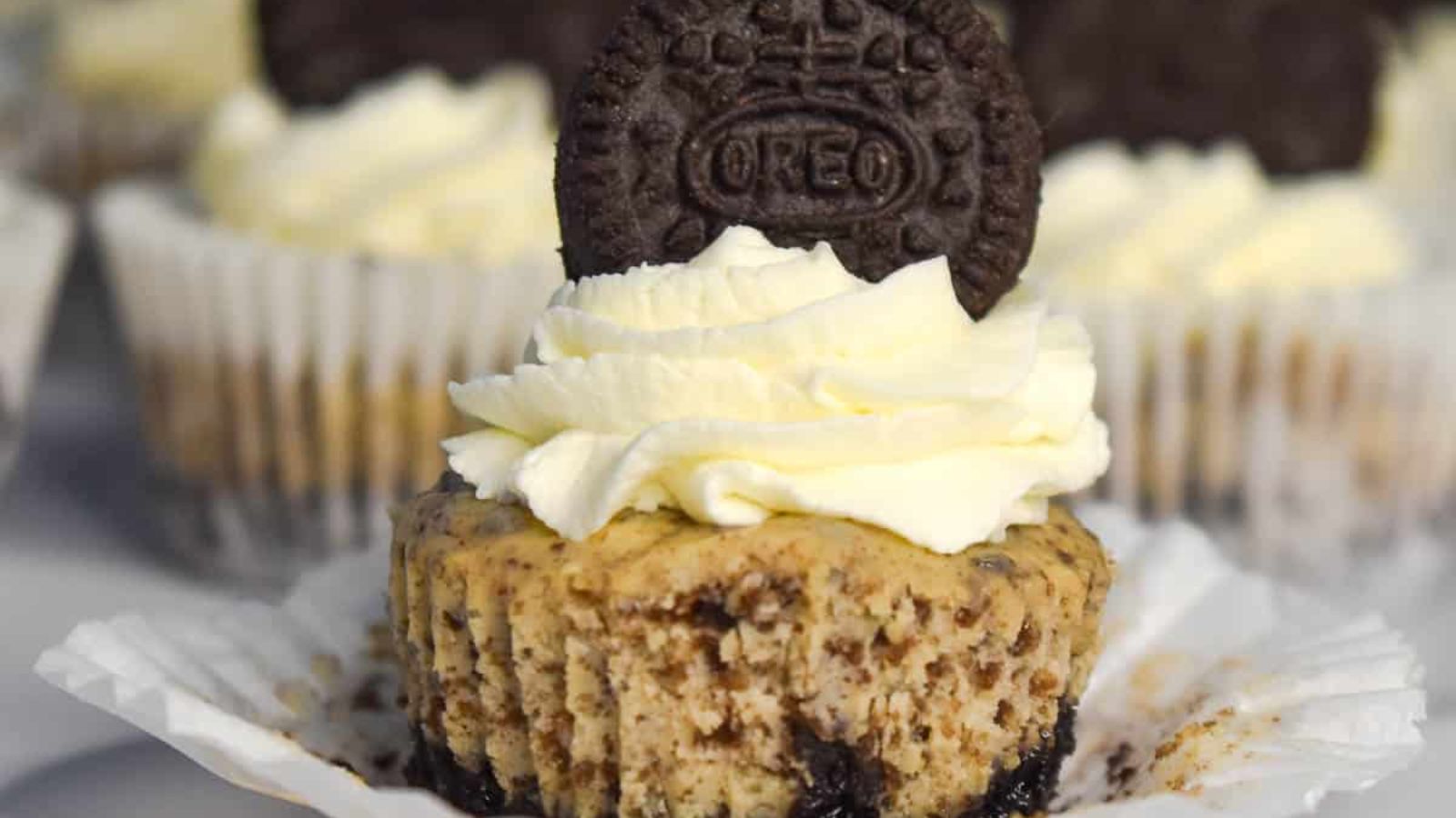 Cheesecake cupcake with oreo.